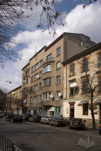 Вул. Князя Романа, 9. Вигляд будинку в оточуючій забудові вулиці