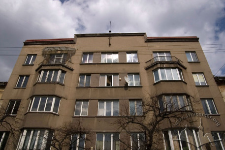 Вул. Князя Романа, 9. Фрагмент фасаду в рівні ІІ-V-го поверхів