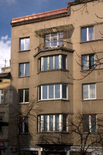 Вул. Князя Романа, 9. Вид на один з бічних еркерів на головному фасаді