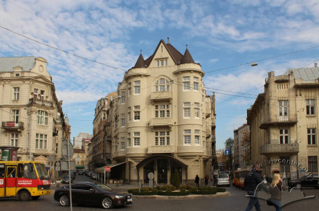 Prosp. Shevchenka, 27. View of the building from southwestern side, from Hrushevskyi monument