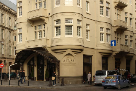 Prosp. Shevchenka, 27. Hotel main entrance
