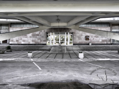 Vul. Stryiska, 109. View of the main entrance
