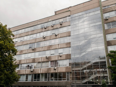 Вул. Карпінського, 6. Фрагмент південно-східного фасаду корпусу №2 із заскленням головної сходової клітки