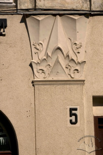 Вул. Галицька, 5. Капітелі пілястр з ліпниною в стилі арт деко