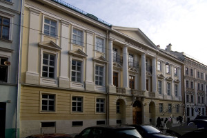 Вул. Театральна, 18 – будинок природничого музею (кол. палац)