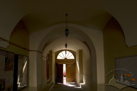 Vul. Teatralna, 18. The passageway leading to the courtyard