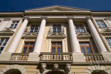 Vul. Teatralna, 18. Central part of the principal facade