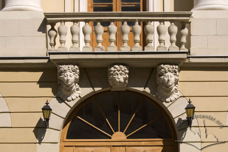 Vul. Teatralna, 18. A balcony on the 2nd floor