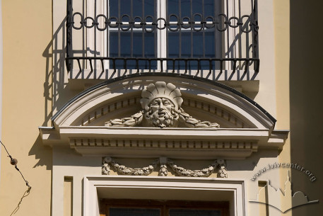 Vul. Teatralna, 18. Pediment above a 2nd floor window