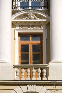 Vul. Teatralna, 18. A part of the principal facade
