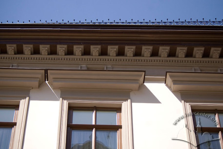 Vul. Shevska, 14. Windows on the 3rd floor and the entablature