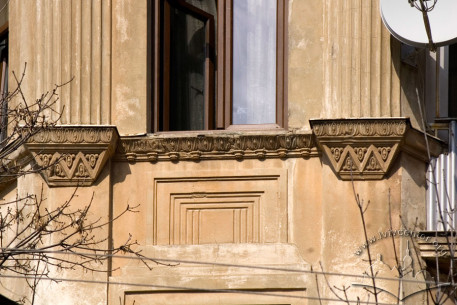 Vul. Shevchenka, 24. Plasterwork below a 4th floor window