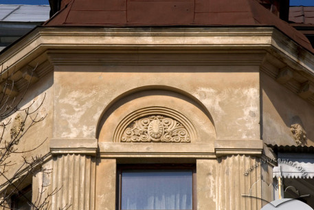 Vul. Shevchenka, 24. Uppermost part of a bay window