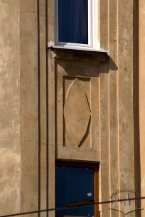 Vul. Shevchenka, 24. Plasterwork between 2nd and 3rd floor windows