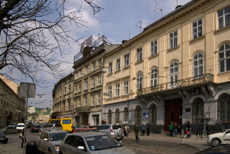 Пл. Соборна, 5. Вигляд будинку в оточуючій забудові