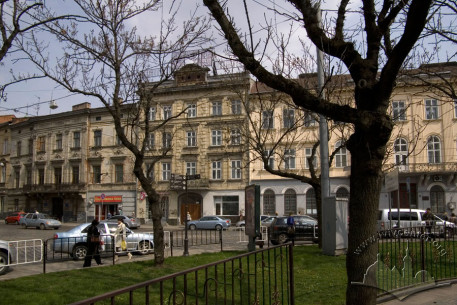 Пл. Соборна, 5. Вигляд будинку в оточуючій забудові