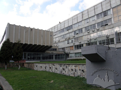 Vul. Mytropolyta Andreya, 3. Partial view of the façade with projecting classrooms