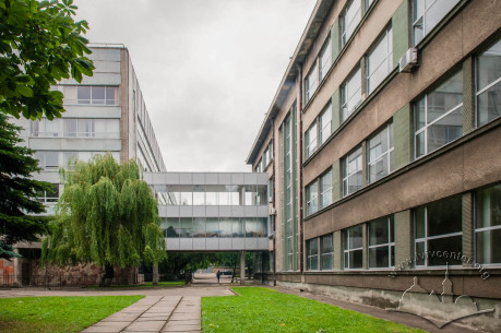 Vul. Bandery, 24. Connection between the academic buildings: #1 on the left, and #4 on the right