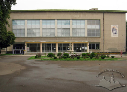 Vul. Bandery, 24. Principal facade with the main entrance