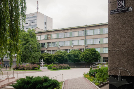 Vul. Bandery, 24.Courtyard before the academic building #1, and the facade of its lateral wing