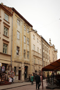 Vul. Serbska. In the center, buildings no. 7-11