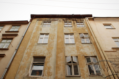 Vul. Serbska, 7. Part of the facade (2-4th floors)