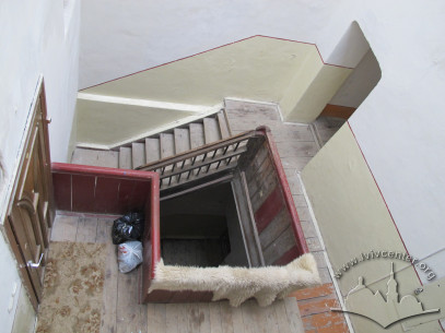 Vul. Serbska, 7. The staircase