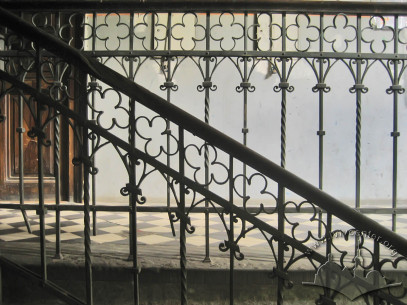 Vul. Vitovskoho, 31. Iron handrails on the main staicase
