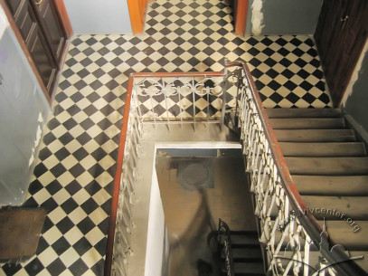Vul. Vitovskoho, 33. View of the staircase and tiles on the ground floor