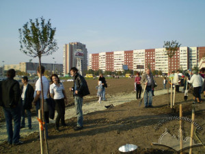 Prosp. Chervonoyi Kalyny – John Paul II Park