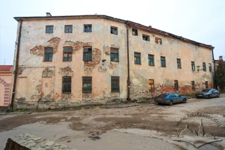 Вул. Хмельницького, 114. Одна з будівель заводу справа від вхідної брами