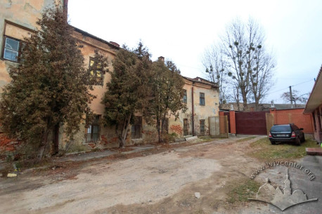 Вул. Хмельницького, 114. Проїзд вглиб території справа від головної брами
