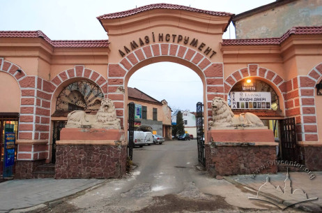 Вул. Хмельницького, 114. Головна брама