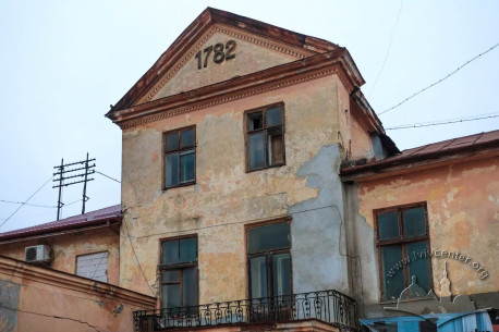 Вул. Хмельницького, 114. Фрагмент будівлі колишнього палацу Цєлєцьких що був адаптований до потреб фабрики