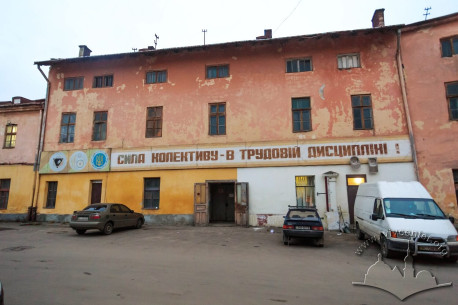 Вул. Хмельницького, 114.
