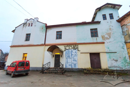 Вул. Хмельницького, 114.