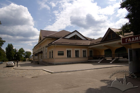Вул. Огіркова, 2. Станція "Підзамче"