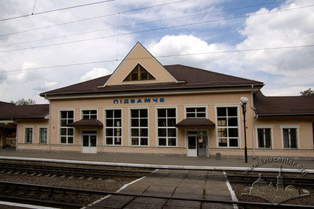 Вул. Огіркова, 2. Станція "Підзамче"