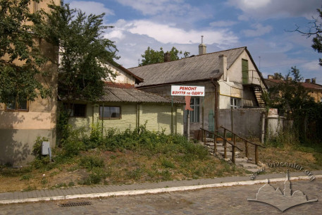 Вул. Огіркова, 6. Колишні будинки майстерень, перероблені після Другої Світової війни на житло