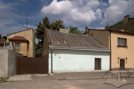 Вул. Огіркова, 9. Колишні будинки майстерень, перероблені після Другої Світової війни на житло