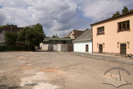 Вул. Огіркова, 9. Колишні будинки майстерень, перероблені після Другої Світової війни на житло