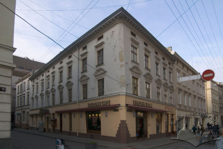 Vul. Halytska, 18. An overall view of the building from pl. Halytska