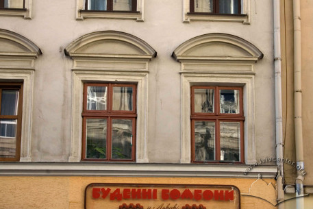 Vul. Halytska, 18. 2nd floor windows