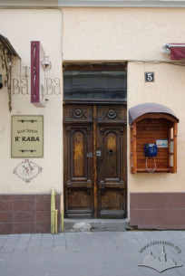Vul. Halytska, 18. The main entrance