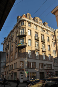 Vul. Halytska, 19. A general view of the corner building