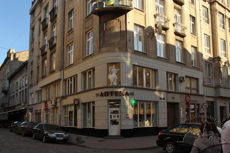 Vul. Halytska, 19.