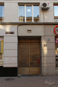 Vul. Halytska, 19. The main entrance gate