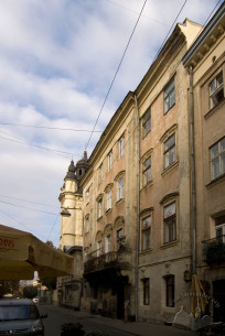Вул. Вірменська, 13. Вид на головний фасад будинку. На дальньому плані — вежа Вірменського катедрального собору.
