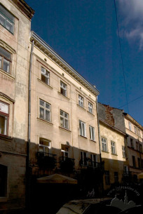 Vul. Virmenska, 15. The building amidst adjoining townhouses