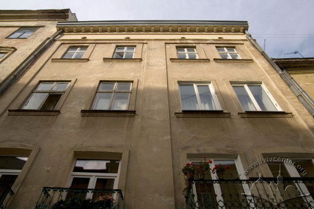 Vul. Virmenska, 15. A part of the main facade